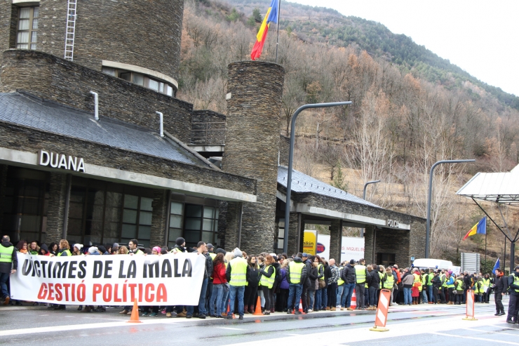 Mig miler de funcionaris s'han concentrat a la duana hispanoandorrana i han fet talls intermitents a la via, aquest dijous al matí.