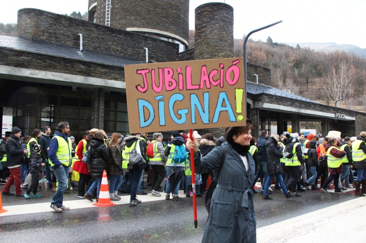 Mig miler de funcionaris s'han concentrat a la duana hispanoandorrana i han fet talls intermitents a la via, aquest dijous al matí.