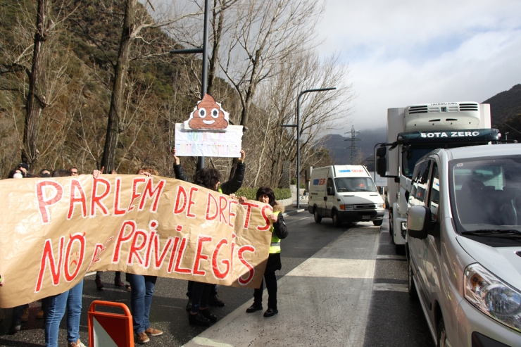 Mig miler de funcionaris s'han concentrat a la duana hispanoandorrana i han fet talls intermitents a la via, aquest dijous al matí.