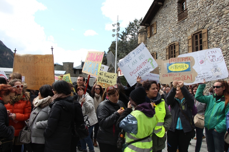 Unes 700 persones s'han reunit a la plaça del Consell, on han escridassat el Govern i han llegit un manifest.