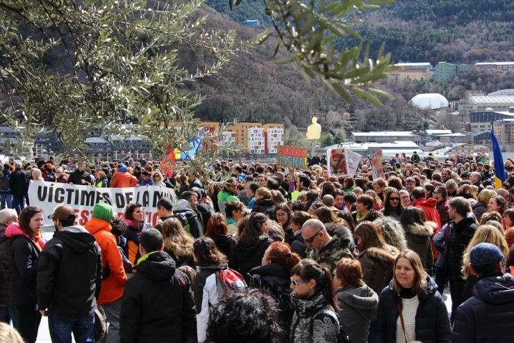 Unes 700 persones s'han reunit a la plaça del Consell, on han escridassat el Govern i han llegit un manifest.