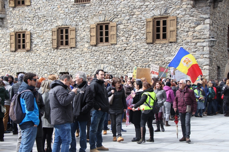 Unes 700 persones s'han reunit a la plaça del Consell, on han escridassat el Govern i han llegit un manifest.