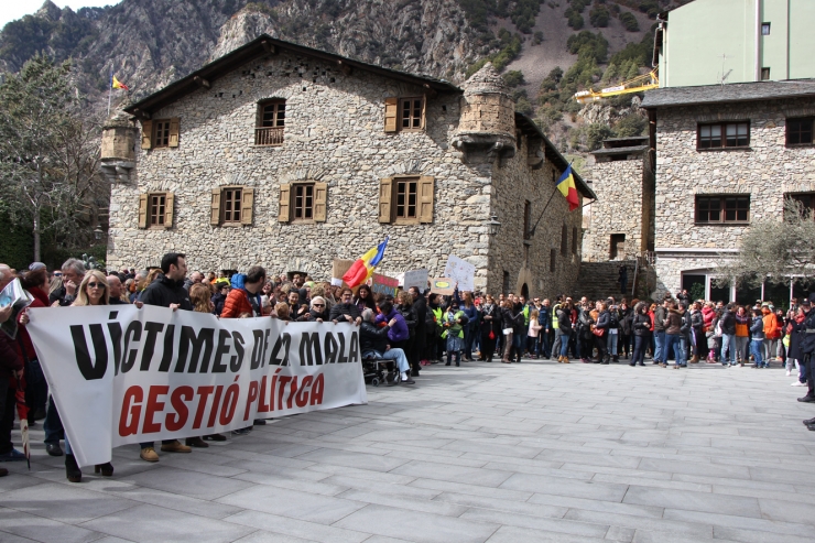 Unes 700 persones s'han reunit a la plaça del Consell, on han escridassat el Govern i han llegit un manifest.