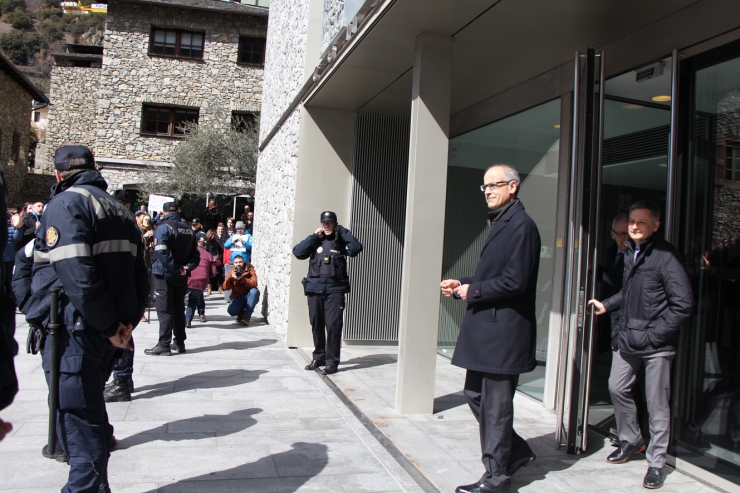 Unes 700 persones s'han reunit a la plaça del Consell, on han escridassat el Govern i han llegit un manifest.