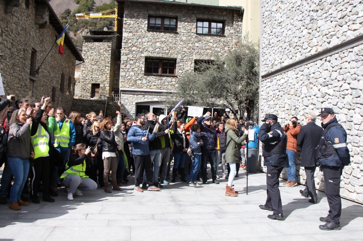 Unes 700 persones s'han reunit a la plaça del Consell, on han escridassat el Govern i han llegit un manifest.