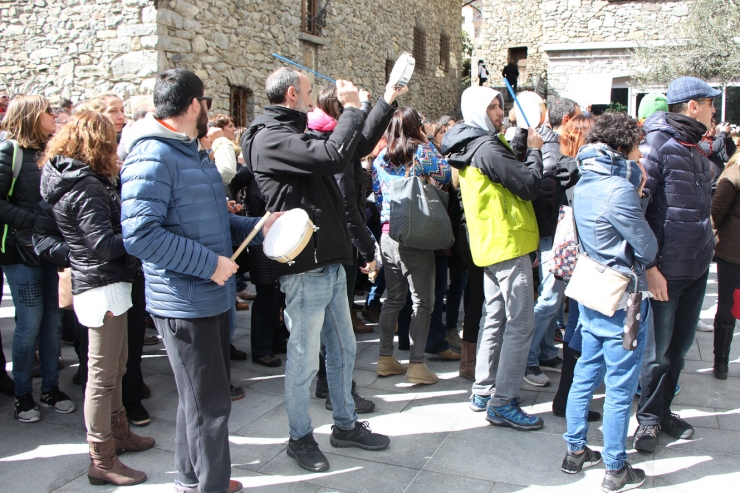 Unes 700 persones s'han reunit a la plaça del Consell, on han escridassat el Govern i han llegit un manifest.