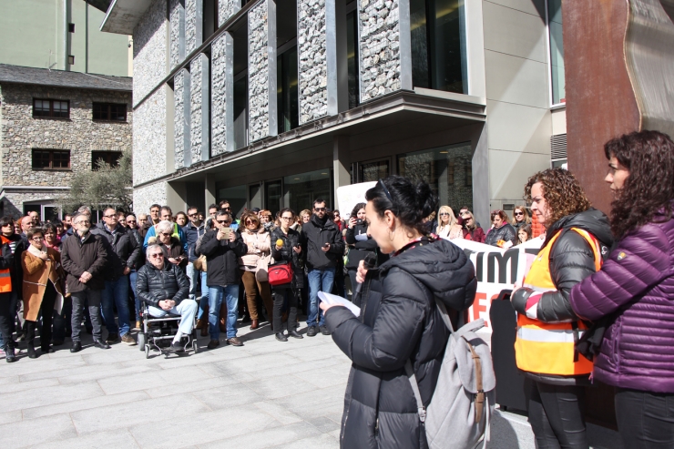 Unes 700 persones s'han reunit a la plaça del Consell, on han escridassat el Govern i han llegit un manifest.