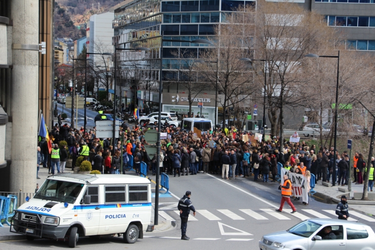 Uns 700 funcionaris s'han aplegat davant de la seu del Govern i han entrat a dins de l'edifici abans d'anar a la plaça del Consell.