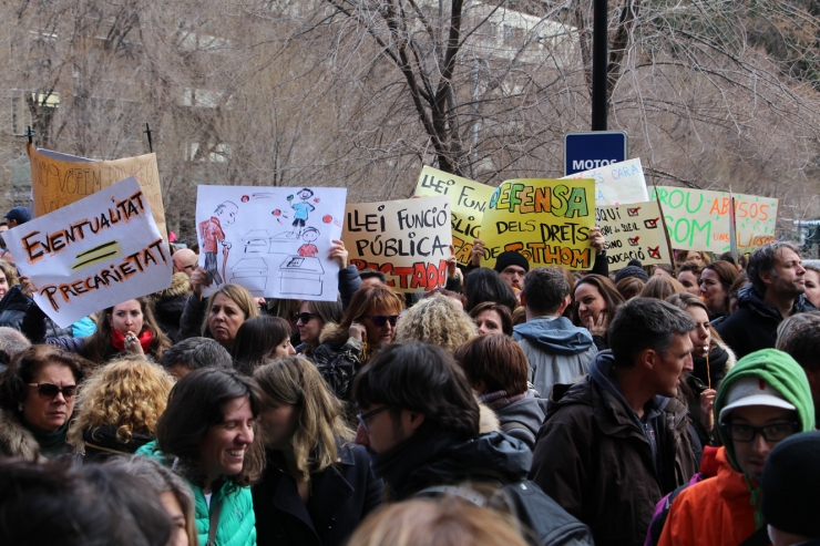 Uns 700 funcionaris s'han aplegat davant de la seu del Govern i han entrat a dins de l'edifici abans d'anar a la plaça del Consell.