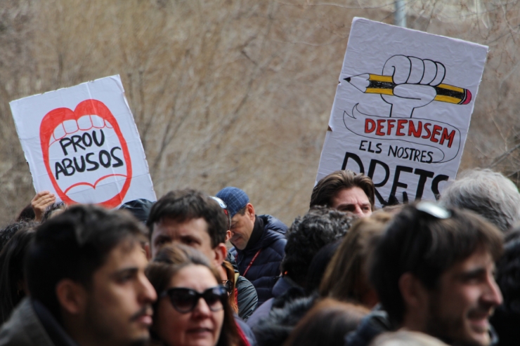 Uns 700 funcionaris s'han aplegat davant de la seu del Govern i han entrat a dins de l'edifici abans d'anar a la plaça del Consell.