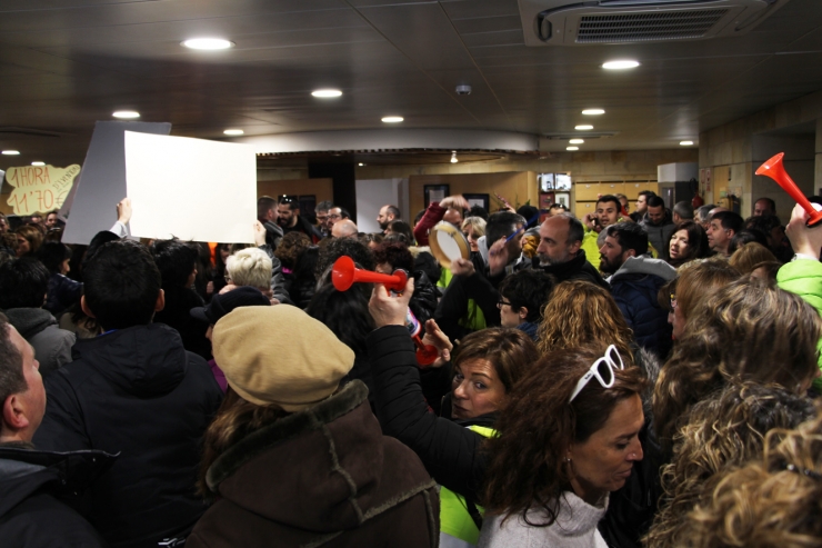 Uns 700 funcionaris s'han aplegat davant de la seu del Govern i han entrat a dins de l'edifici abans d'anar a la plaça del Consell.