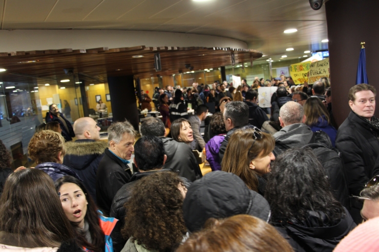 Uns 700 funcionaris s'han aplegat davant de la seu del Govern i han entrat a dins de l'edifici abans d'anar a la plaça del Consell.