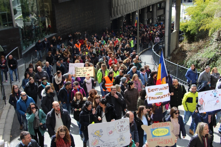 Uns 700 funcionaris s'han aplegat davant de la seu del Govern i han entrat a dins de l'edifici abans d'anar a la plaça del Consell.