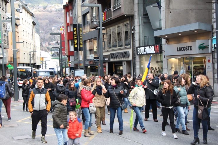 Els funcionaris han protagonitzat una nova marxa aquest dijous a la tarda, pel carrer Prat de la Creu i l'avinguda Meritxell.