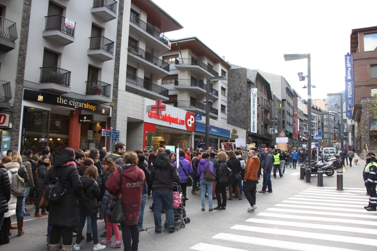 Els funcionaris han protagonitzat una nova marxa aquest dijous a la tarda, pel carrer Prat de la Creu i l'avinguda Meritxell.