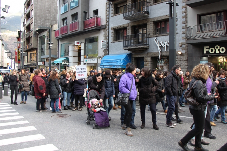 Els funcionaris han protagonitzat una nova marxa aquest dijous a la tarda, pel carrer Prat de la Creu i l'avinguda Meritxell.