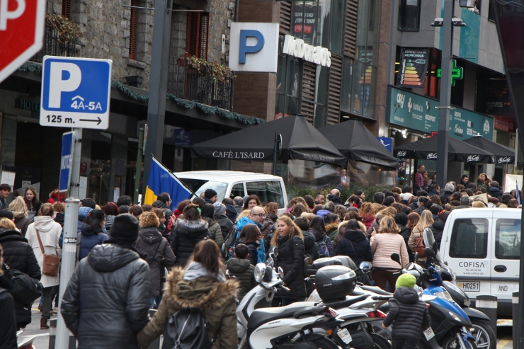 Els funcionaris han protagonitzat una nova marxa aquest dijous a la tarda, pel carrer Prat de la Creu i l'avinguda Meritxell.