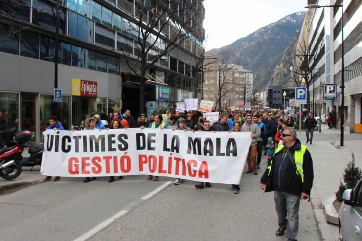 Els funcionaris han protagonitzat una nova marxa aquest dijous a la tarda, pel carrer Prat de la Creu i l'avinguda Meritxell.