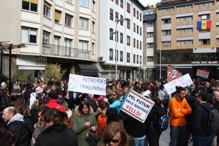 El funcionariat ha tornat a sortir al carrer aquest divendres al matí.