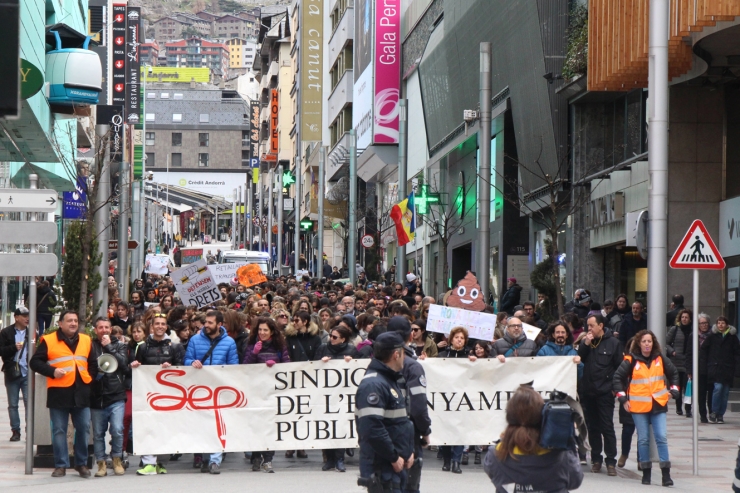 El funcionariat ha tornat a sortir al carrer aquest divendres al matí.