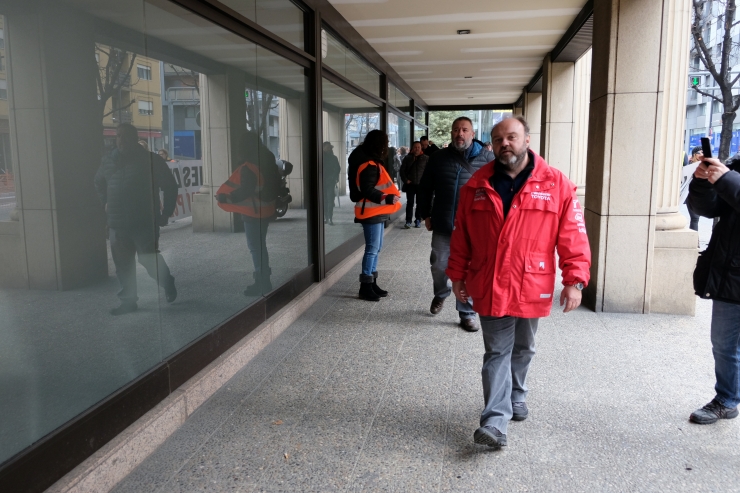 Els sindicalistes entren a la Batllia per presentar la demanda.