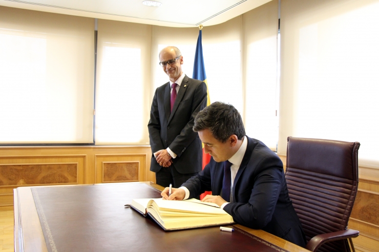 El ministre d'Acció i Comptes Públics francès, Gérald Darmanin, abans d'iniciar la reunió amb el cap de Govern, Toni Martí.