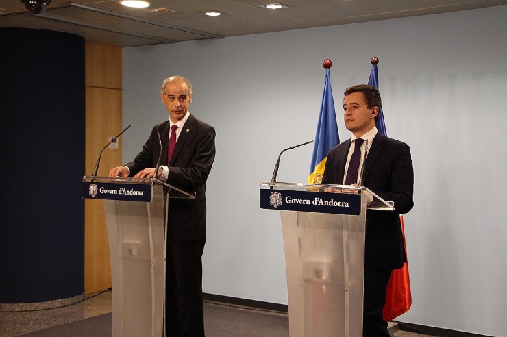 El cap de Govern, Toni Martí, i el ministre d’Acció i Comptes francès, Gérald Darmanin, durant la roda de premsa que han ofert.