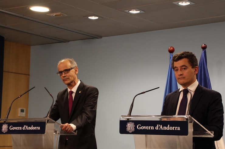 El cap de Govern, Toni Martí, i el ministre d’Acció i Comptes francès, Gérald Darmanin, durant la roda de premsa que han ofert.