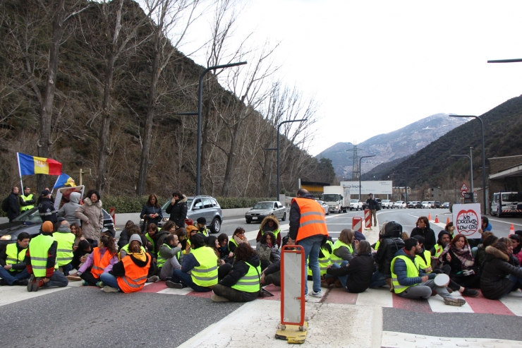 Un centenar de funcionaris s'han concentrat aquest divendres a la tarda a la duana del riu Runer.