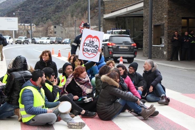 Un centenar de funcionaris s'han concentrat aquest divendres a la tarda a la duana del riu Runer.