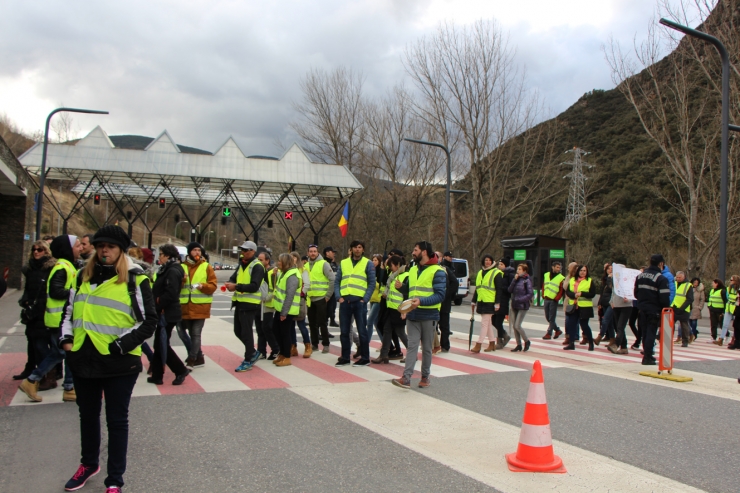 Un centenar de funcionaris s'han concentrat aquest divendres a la tarda a la duana del riu Runer.