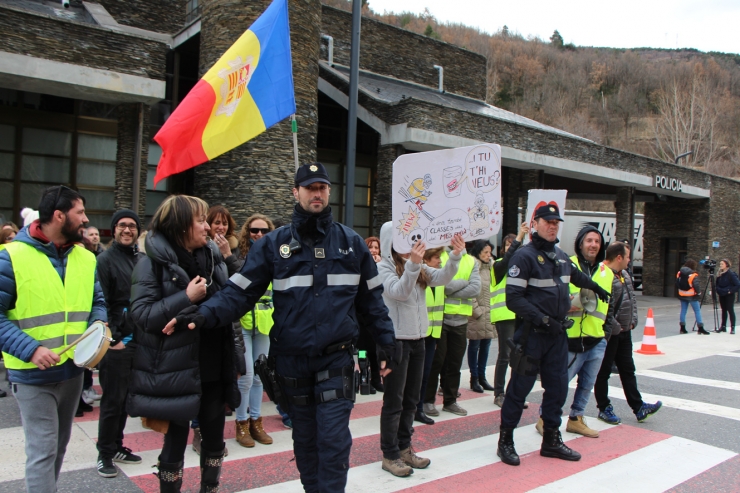 Un centenar de funcionaris s'han concentrat aquest divendres a la tarda a la duana del riu Runer.