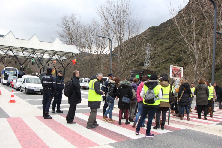 Un centenar de funcionaris s'han concentrat aquest divendres a la tarda a la duana del riu Runer.