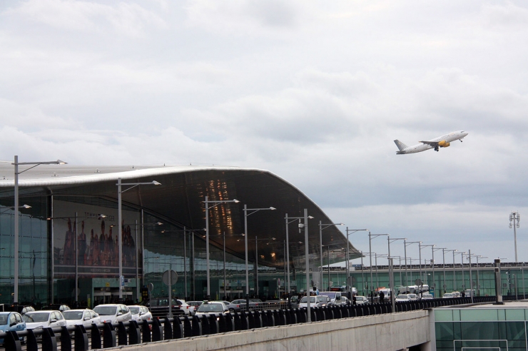 Un avió s'enlaira a l'aeroport del Prat.