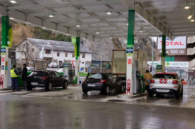 Tres vehicles reposten en una benzinera de Sant Julià de Lòria.