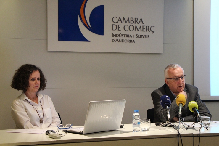 La directora i el president de la Cambra de Comerç, Pilar Escaler i Miquel Armengol, durant la roda de premsa d'aquest dijous.