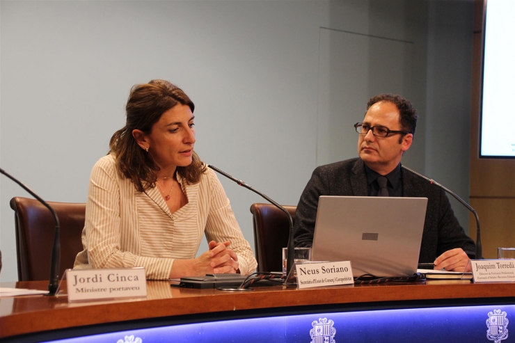 La secretària d’Estat de Comerç i Competitivitat, Neus Soriano, i el director de Formació Professional, Formació d’Adults i Recursos Educatius, Joaquim Torredà durant la roda de premsa.