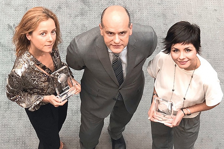 L’equip de Banca Digital de MoraBanc: Nathalie Blasi, Ignasi Martín i Jessica Reynoso, amb els premis de World Finance.