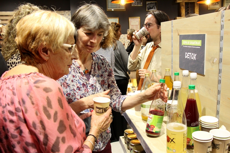 Els visitants provant els productes.