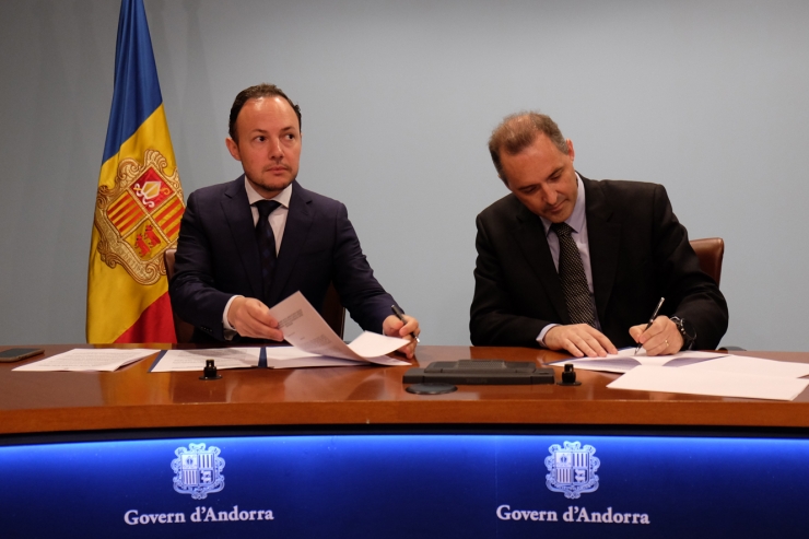 El ministre d'Afers Socials, Justícia i Interior, Xavier Espot, i el director d'Andorra Telecom, Jordi Nadal, han renovat el conveni de col·laboració aquest dijous.
