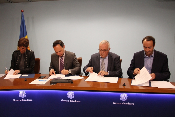 Assumpció Majoral, de Tag Systems; el ministre Xavier Espot; el president de la CCIS, Miquel Armengol, i el cònsol de la Massana, David Baró, en representació d'EMAP, durant la signatura dels convenis.