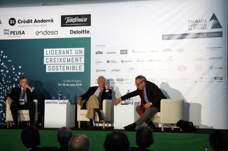 L'economista alemany Juergen B. Donges, l'exministre espanyol José Manuel García-Margallo, i el periodista Xavier Vidal-Folch durant la tertúlia sobre el el futur de la Unió Europea.