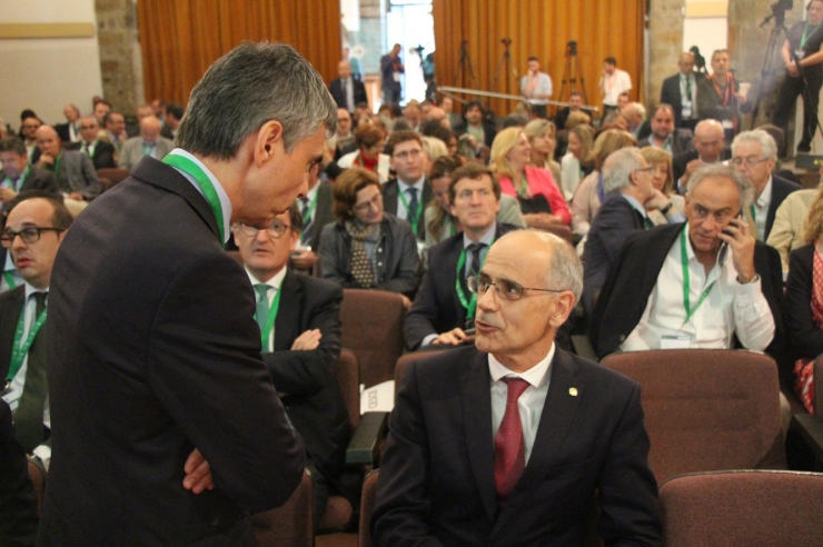 El cap de Govern, Toni Martí, conversant amb el president de la Trobada Empresarial al Pirineu, Vicenç Voltes.