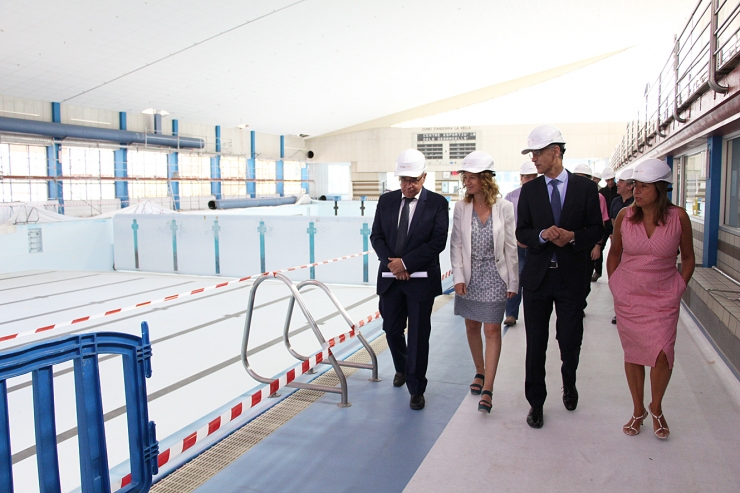 El director de FEDA, Albert Moles; la ministra de Medi Ambient, Agricultura i Sostenibilitat, Sílvia Calvó; el cap de Govern, Toni Martí, i la cònsol major d'Andorra la Vella, Conxita Marsol, visitant la piscina dels Serradells, actualment en obres.