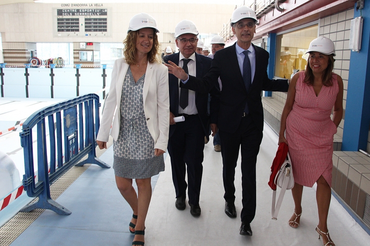 La ministra de Medi Ambient, Agricultura i Sostenibilitat, Sílvia Calvó; el director de FEDA, Albert Moles; el cap de Govern, Toni Martí, i la cònsol major d'Andorra la Vella, Conxita Marsol, visitant la piscina dels Serradells, actualment en obres.