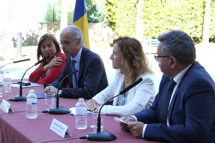 La signatura del conveni s'ha dut a terme a la piscina exterior dels Serradells, la instal·lació que primer es beneficiarà de la xarxa de calor.