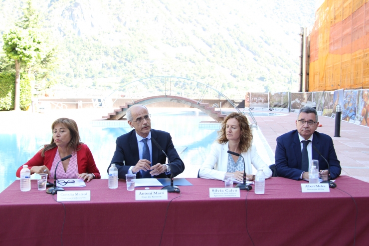 La signatura del conveni s'ha dut a terme a la piscina exterior dels Serradells, la instal·lació que primer es beneficiarà de la xarxa de calor.
