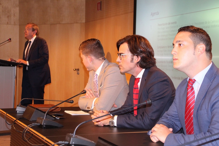 Els conferenciants, durant la intervenció del president de la comissió Marca Andorra, Pere Augé.
