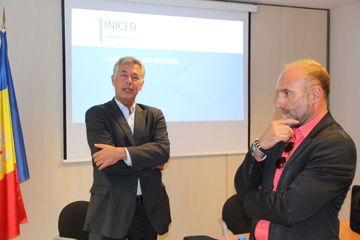 El director general d'Iniced, Ferran Ramoneda, i el director general de Mandomando, Mando Liussi, durant la conferència.