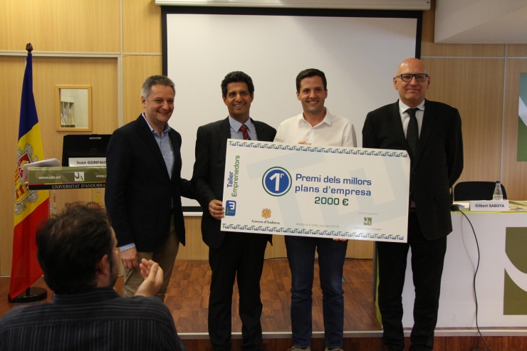 Lliurament del primer premi a Benjamí Pardo.